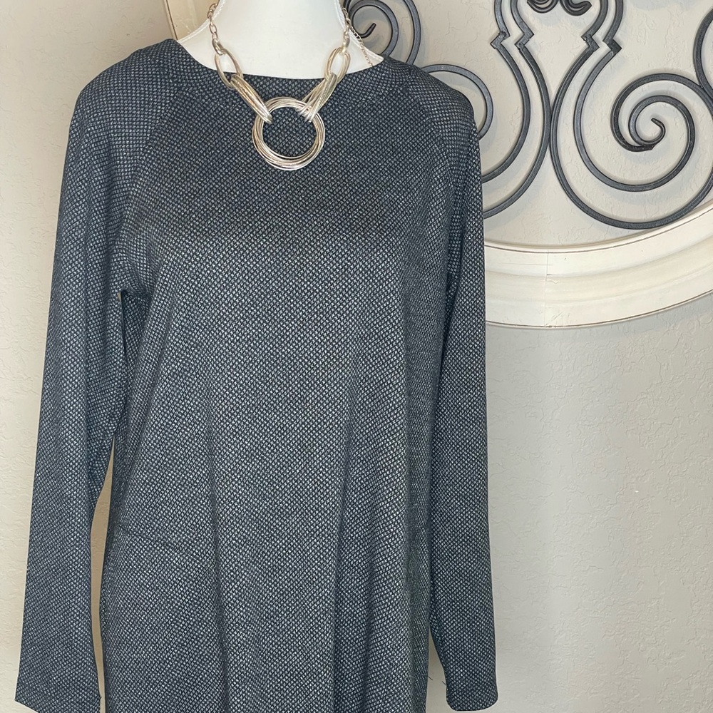 💃🏼💃🏼💃🏼Max Studio, Size Small, black dress with slight pattern. Long sleeved. EUC